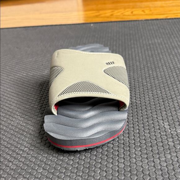 Reef Tan and Gray Men's Sandals. Size 9. Bottle opener - Picture 6 of 8